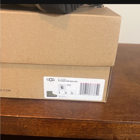 Ugg Classic Short Logo Boot - Picture 4 of 4